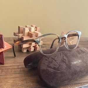 Tf 5400 in perfect condition color is 65A 48 eye